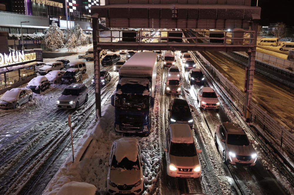 Kar yağışı İstanbul'da hayatı felç etti! Yolda kalan 5 bin 57 kişi tahliye edildi! Vatandaşlar araçlarını yolda bıraktı 26