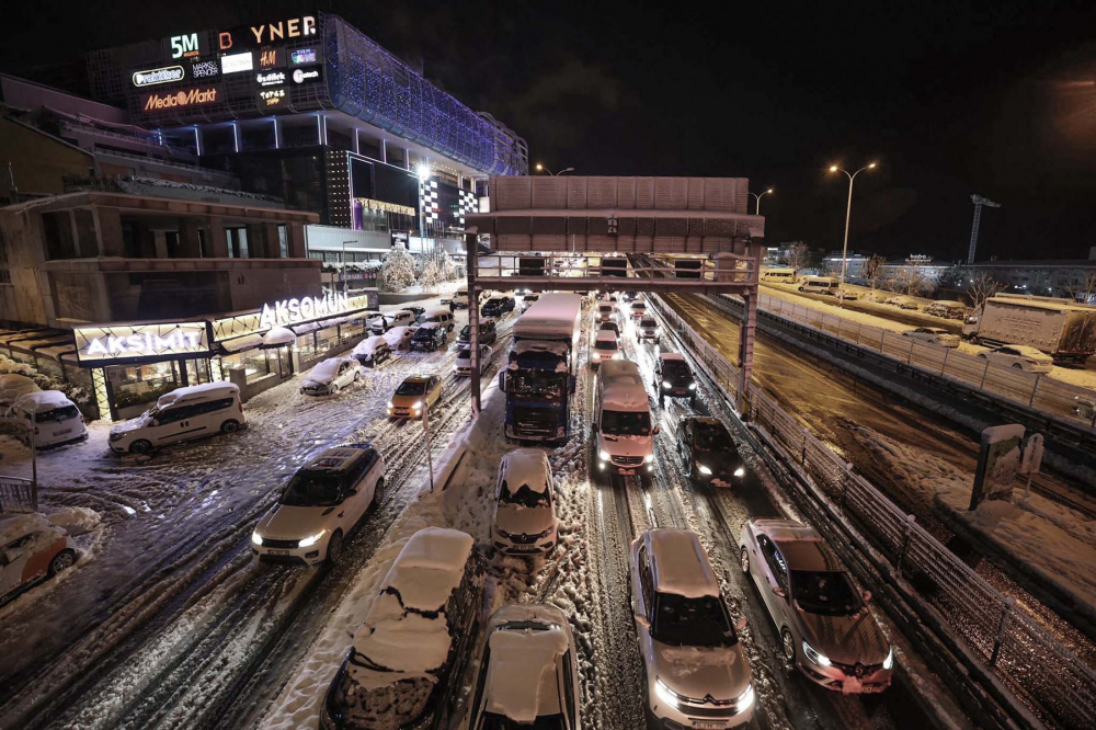 Kar yağışı İstanbul'da hayatı felç etti! Yolda kalan 5 bin 57 kişi tahliye edildi! Vatandaşlar araçlarını yolda bıraktı 27