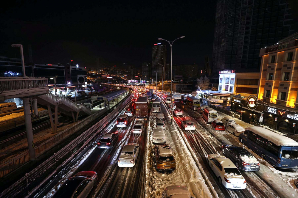 Kar yağışı İstanbul'da hayatı felç etti! Yolda kalan 5 bin 57 kişi tahliye edildi! Vatandaşlar araçlarını yolda bıraktı 28