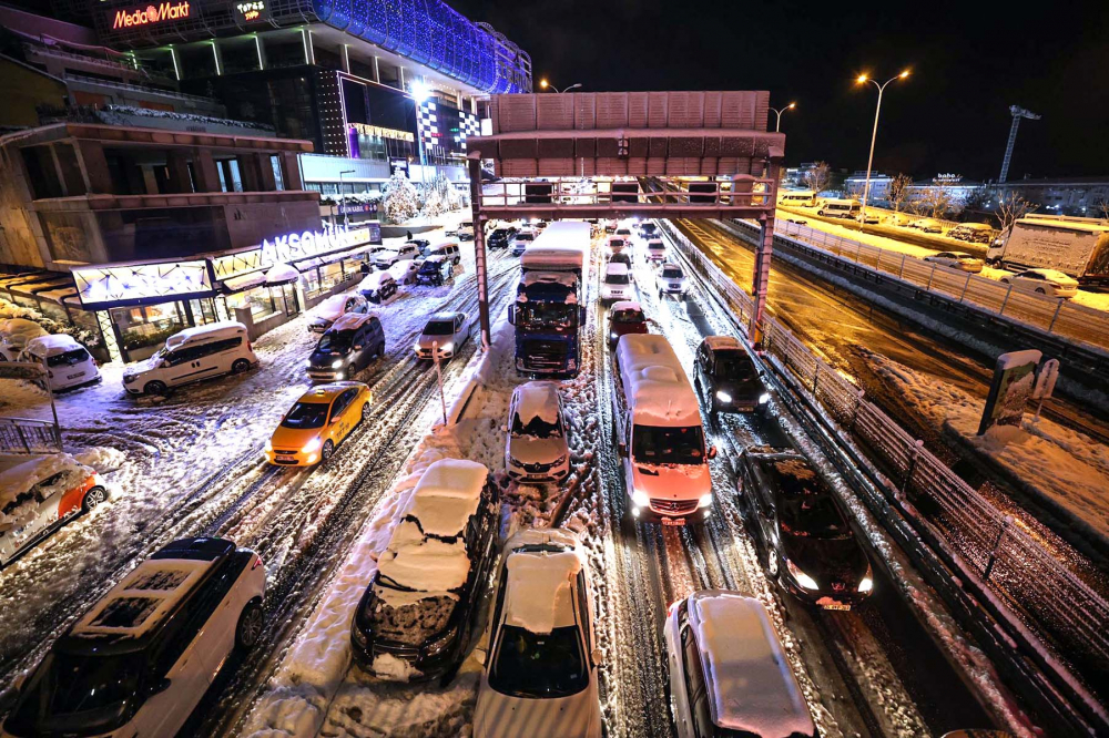 Kar yağışı İstanbul'da hayatı felç etti! Yolda kalan 5 bin 57 kişi tahliye edildi! Vatandaşlar araçlarını yolda bıraktı 29