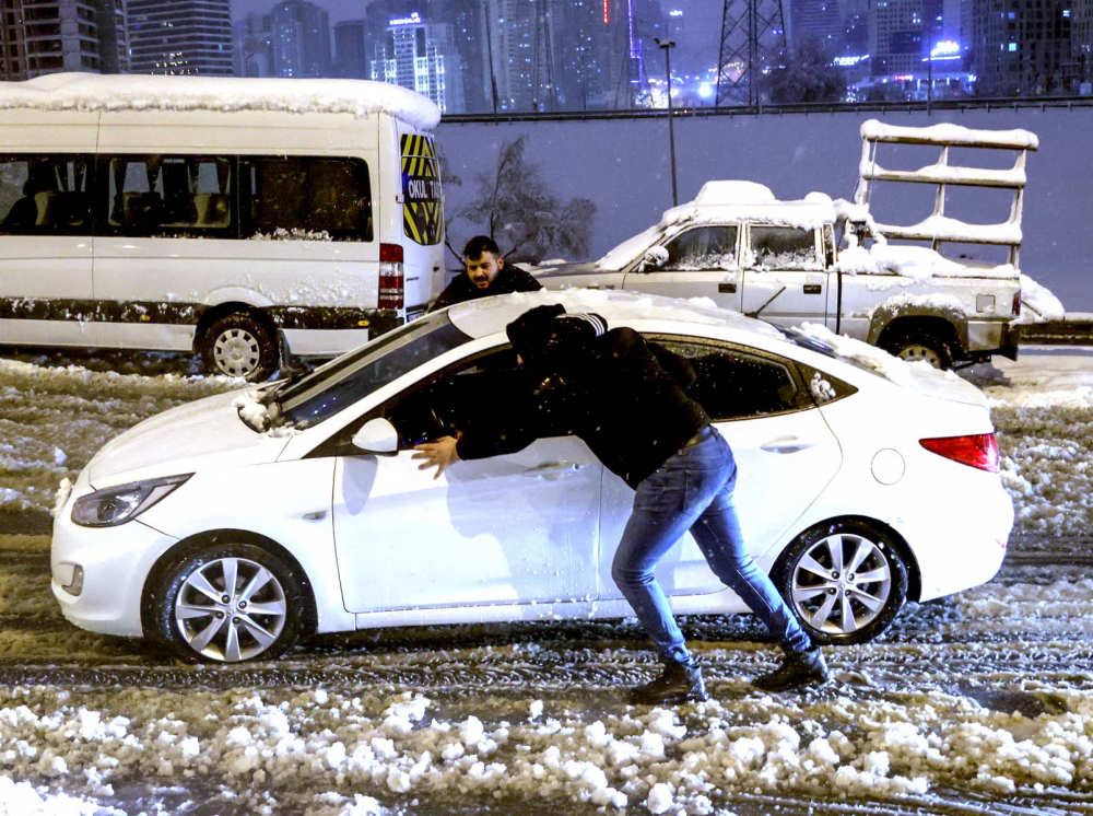 Kar yağışı İstanbul'da hayatı felç etti! Yolda kalan 5 bin 57 kişi tahliye edildi! Vatandaşlar araçlarını yolda bıraktı 3