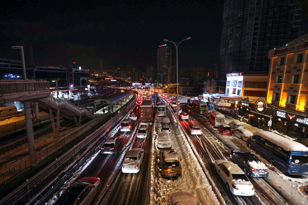 Kar yağışı İstanbul'da hayatı felç etti! Yolda kalan 5 bin 57 kişi tahliye edildi! Vatandaşlar araçlarını yolda bıraktı 30