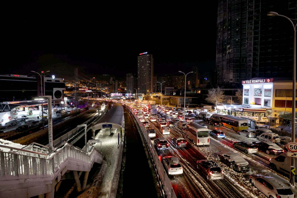 Kar yağışı İstanbul'da hayatı felç etti! Yolda kalan 5 bin 57 kişi tahliye edildi! Vatandaşlar araçlarını yolda bıraktı 31