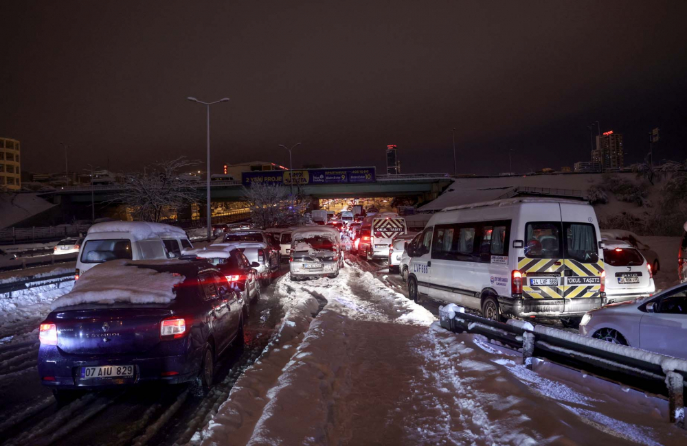 Kar yağışı İstanbul'da hayatı felç etti! Yolda kalan 5 bin 57 kişi tahliye edildi! Vatandaşlar araçlarını yolda bıraktı 33