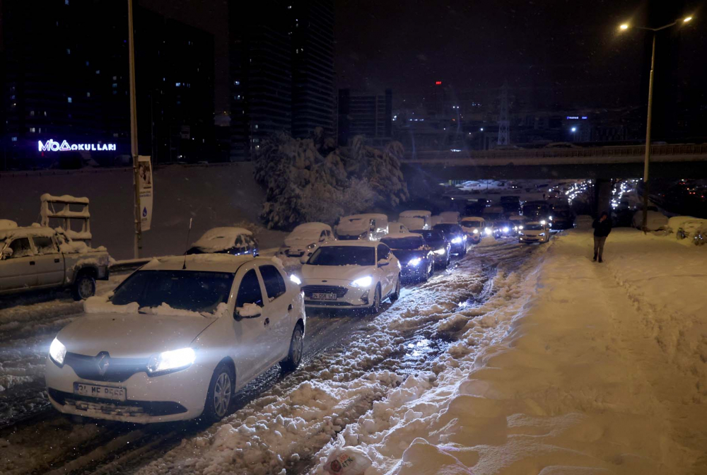 Kar yağışı İstanbul'da hayatı felç etti! Yolda kalan 5 bin 57 kişi tahliye edildi! Vatandaşlar araçlarını yolda bıraktı 34