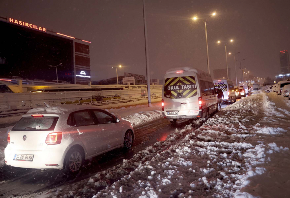 Kar yağışı İstanbul'da hayatı felç etti! Yolda kalan 5 bin 57 kişi tahliye edildi! Vatandaşlar araçlarını yolda bıraktı 5