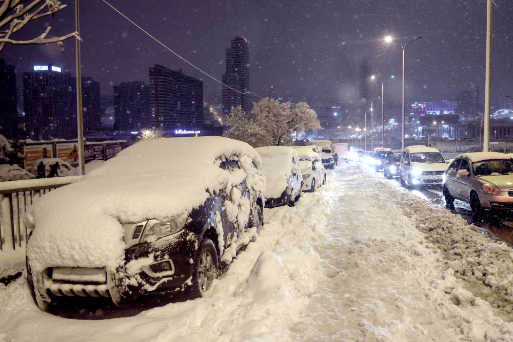 Kar yağışı İstanbul'da hayatı felç etti! Yolda kalan 5 bin 57 kişi tahliye edildi! Vatandaşlar araçlarını yolda bıraktı 6