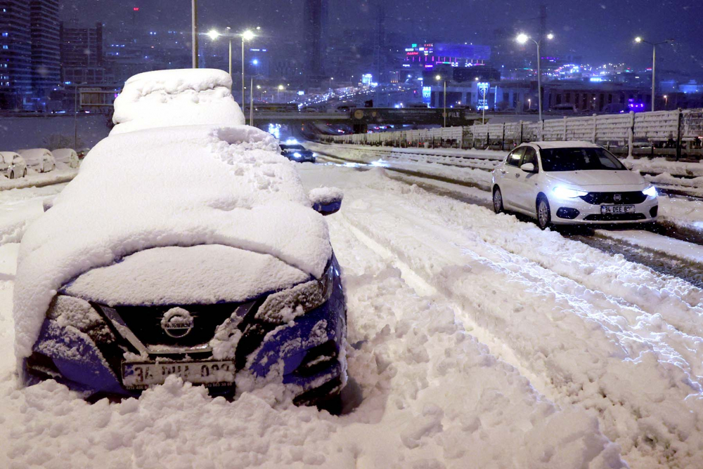 Kar yağışı İstanbul'da hayatı felç etti! Yolda kalan 5 bin 57 kişi tahliye edildi! Vatandaşlar araçlarını yolda bıraktı 7