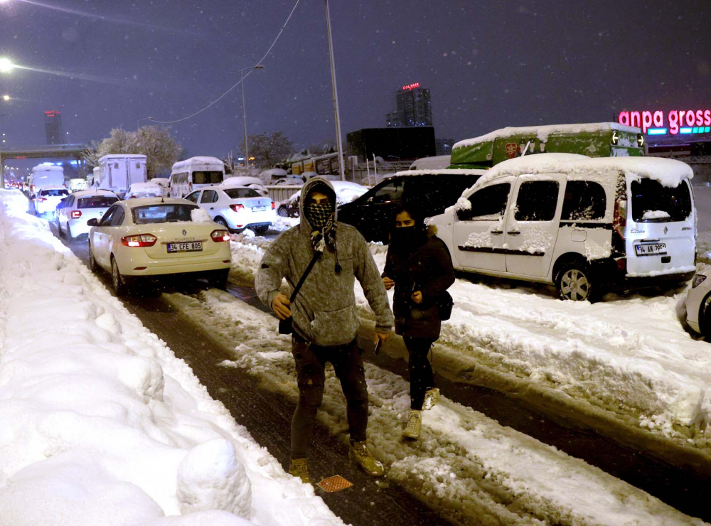 Kar yağışı İstanbul'da hayatı felç etti! Yolda kalan 5 bin 57 kişi tahliye edildi! Vatandaşlar araçlarını yolda bıraktı 9