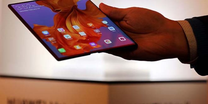 Huawei yeni katlanabilir telefonu Mate X'i satışa çıkardı