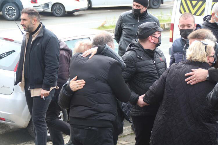 Ece Erken'in eşi Şafak Mahmutyazıcıoğlu son yolculuğuna uğurlandı! Gözyaşlarına boğulan Erken, "Keşke ben ölseydim" dedi 5