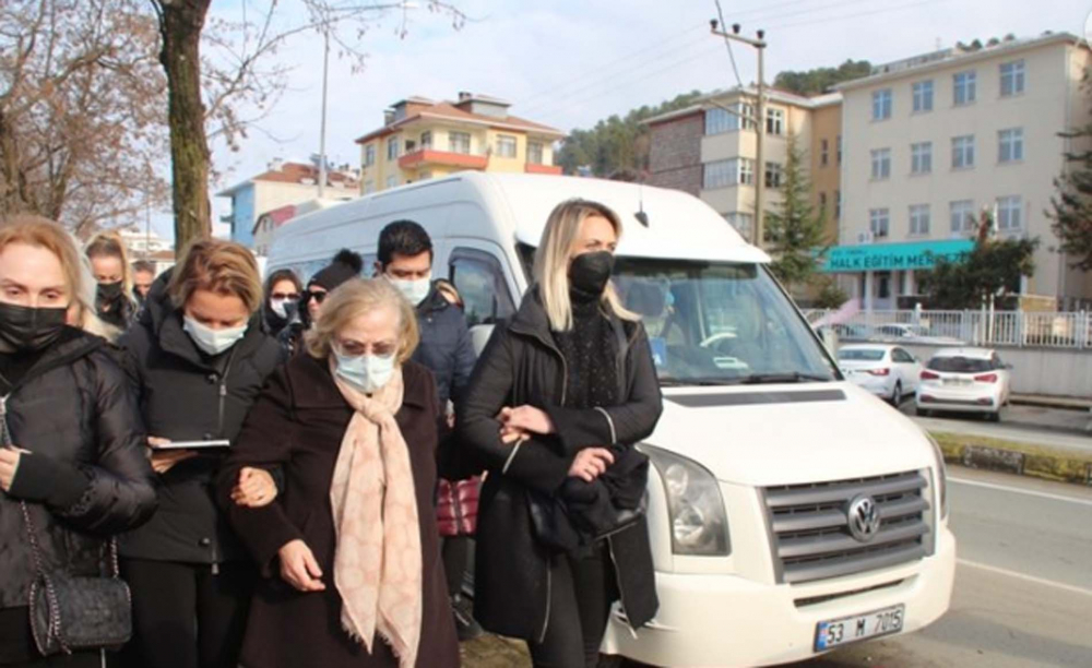 Şafak Mahmutyazıcıoğlu'nun olaylı bir şekilde boşandığı eşi Benan Kocadereli'den ilk paylaşım geldi! Cenazede Ece Erken'le birlikte... 4