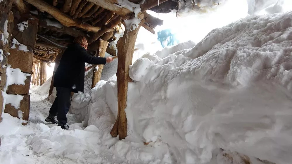 Muş'ta bir köy karlar altında kaldı! Ulaşım açılan tünellerle sağlanıyor! 6