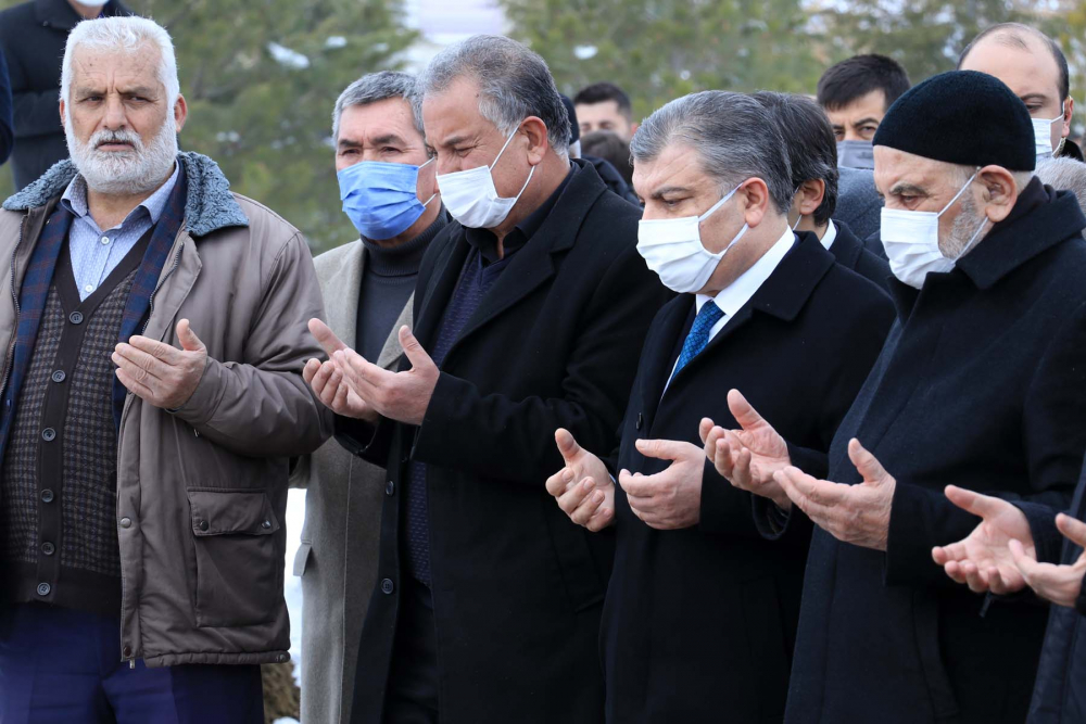 Sağlık Bakanı Fahrettin Koca'nın acı günü! Vefat eden babaannesi Fatma Koca toprağa verildi! Üzüntüsü gözlerinden okundu... 6