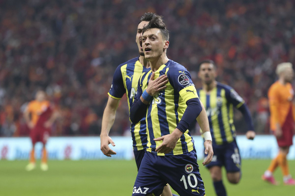 Fenerbahçe'nin yıldızı Mesut Özile'e sürpriz teklif! Yönetim kara kara düşünüyor! 3