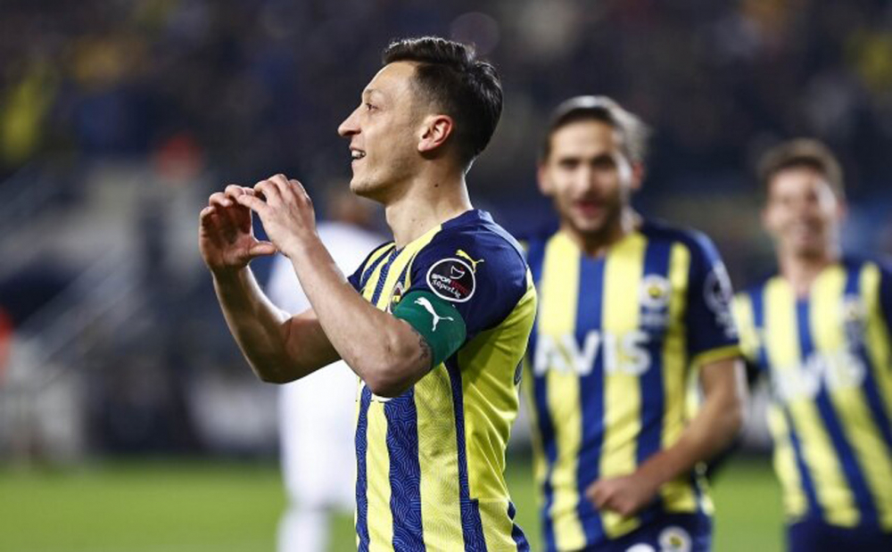 Fenerbahçe'nin yıldızı Mesut Özile'e sürpriz teklif! Yönetim kara kara düşünüyor! 5