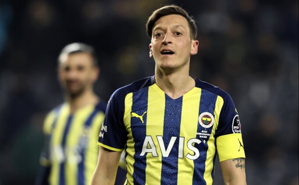 Fenerbahçe'nin yıldızı Mesut Özile'e sürpriz teklif! Yönetim kara kara düşünüyor! 6