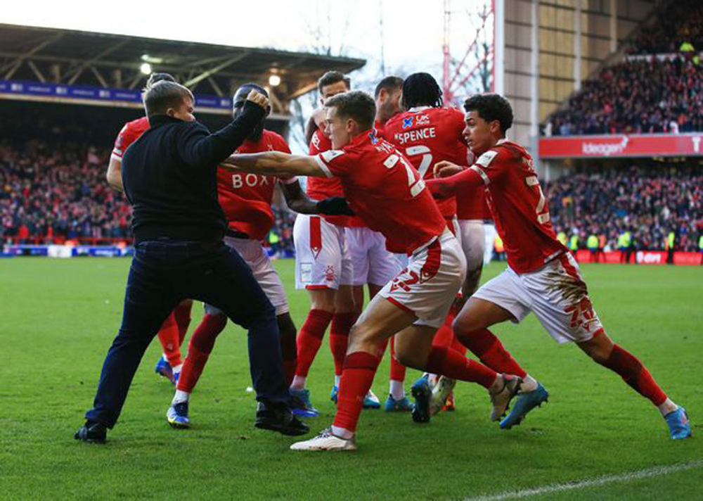 Çağlar Söyüncü'lü Leicester City kupada yıkıldı! Taraftar sahaya girip oyuncuları yumrukladı! 1