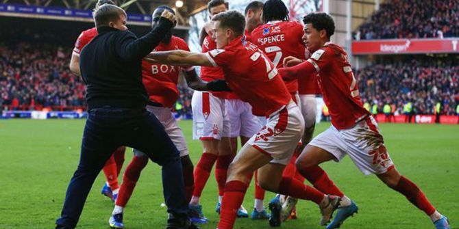 Çağlar Söyüncü'lü Leicester City kupada yıkıldı! Taraftar sahaya girip oyuncuları yumrukladı!