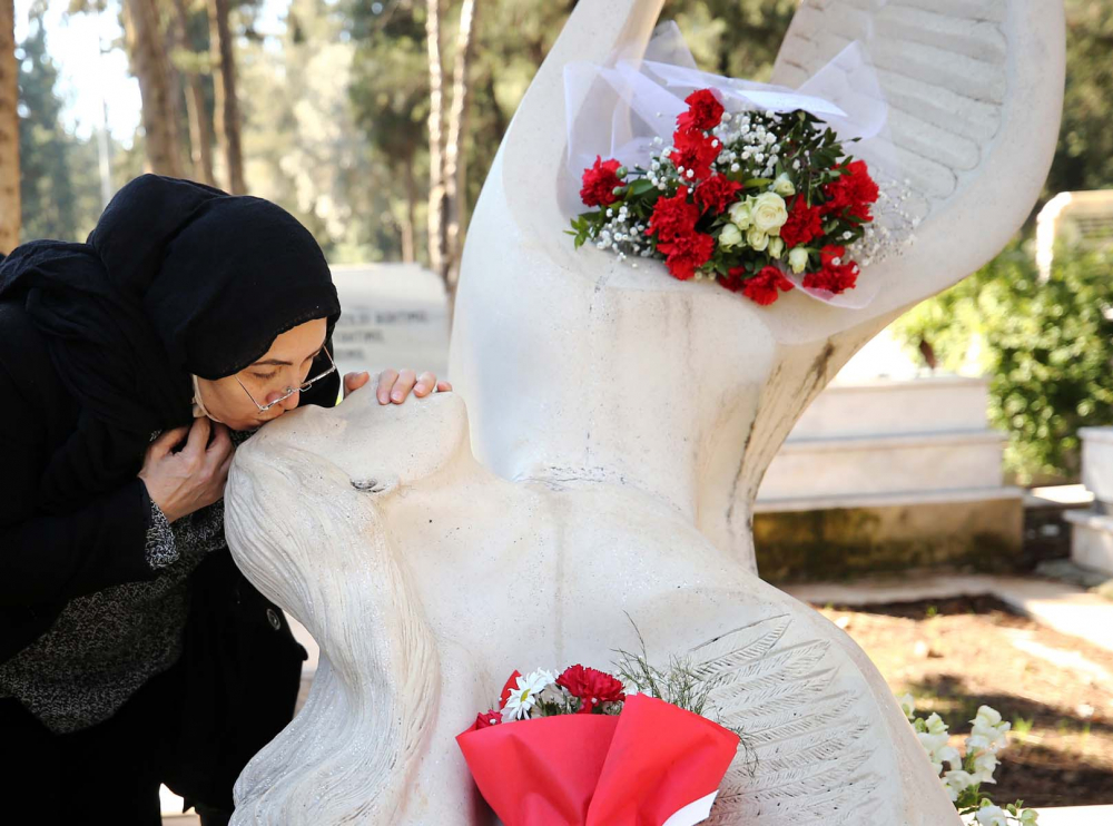 Özgecan Aslan, ölümünün 7.yılında unutulmadı! Acılı ailesi melek figürlü anıt mezarının başında anıldı... 10