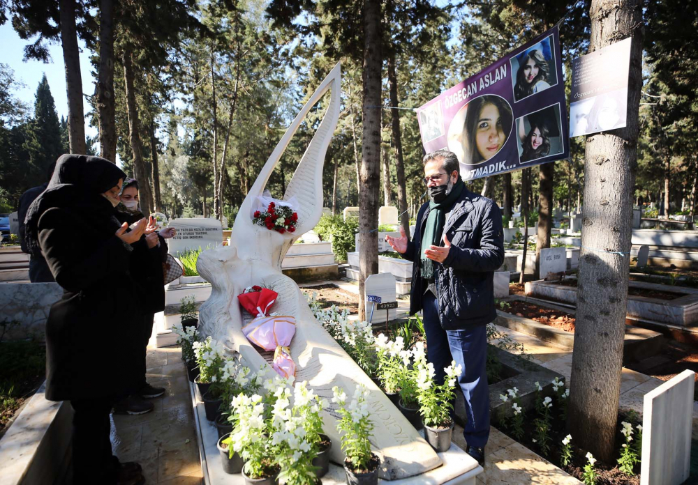 Özgecan Aslan, ölümünün 7.yılında unutulmadı! Acılı ailesi melek figürlü anıt mezarının başında anıldı... 12