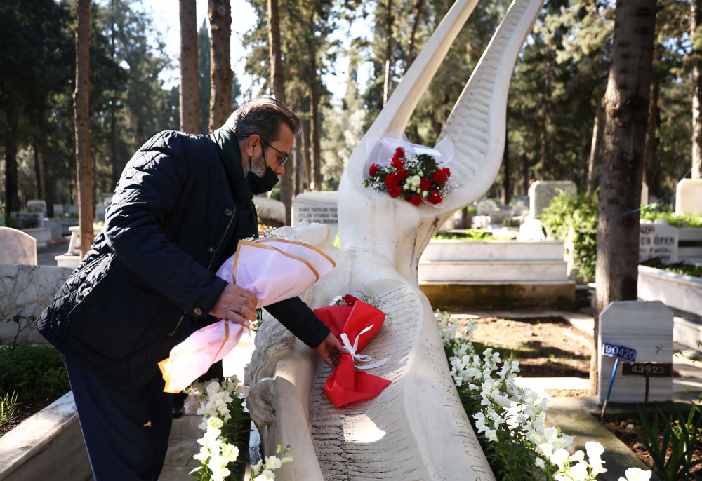 Özgecan Aslan, ölümünün 7.yılında unutulmadı! Acılı ailesi melek figürlü anıt mezarının başında anıldı... 8