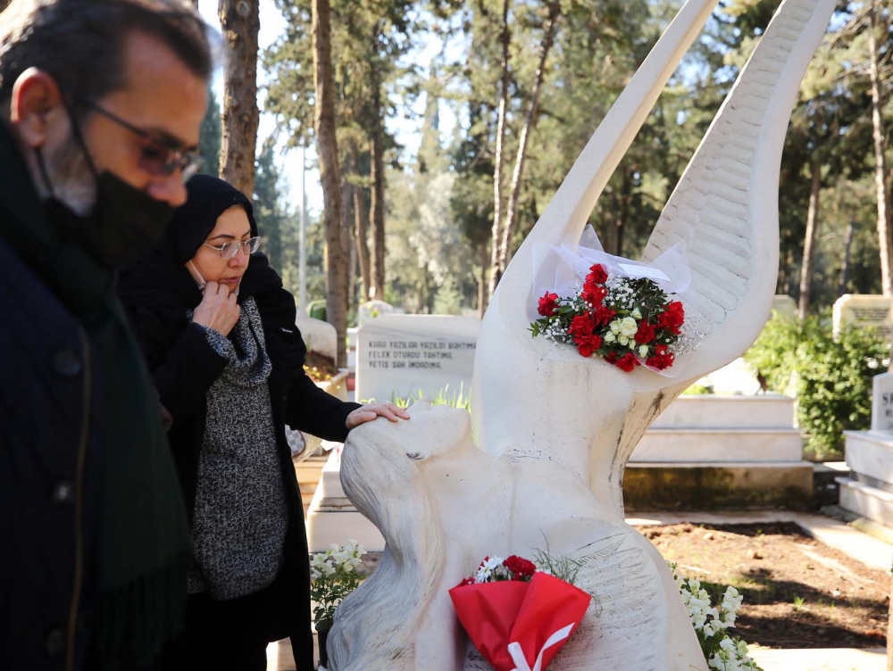 Özgecan Aslan, ölümünün 7.yılında unutulmadı! Acılı ailesi melek figürlü anıt mezarının başında anıldı... 9