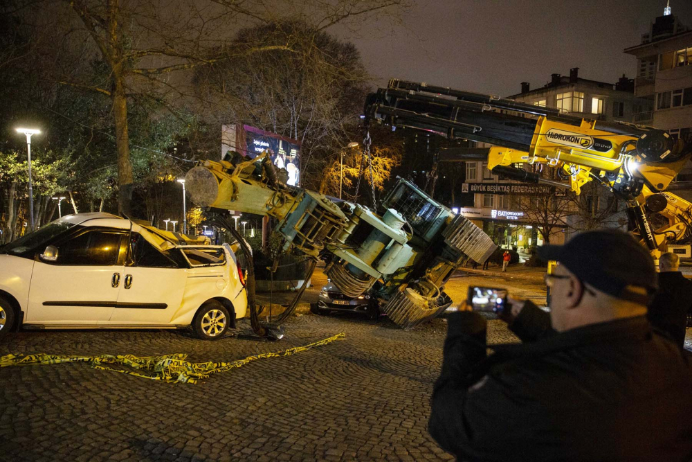 İstanbul Beşiktaş'ta korku dolu anlar! TIR'ın üzerindeki iş makinesi 3 aracın üzerine devrildi 4