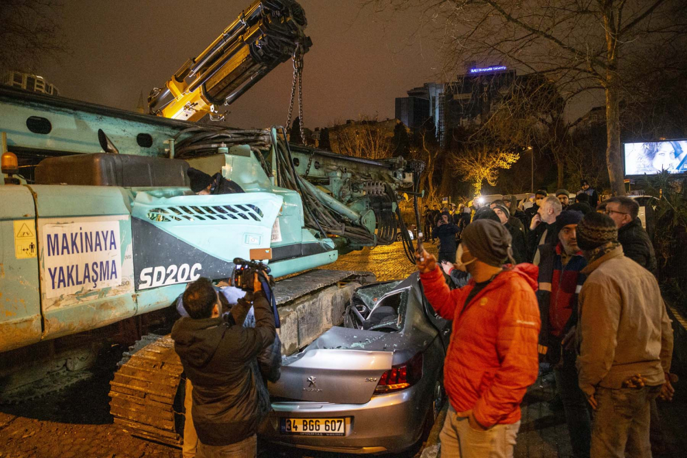 İstanbul Beşiktaş'ta korku dolu anlar! TIR'ın üzerindeki iş makinesi 3 aracın üzerine devrildi 7