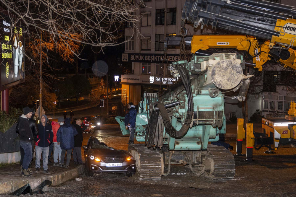 İstanbul Beşiktaş'ta korku dolu anlar! TIR'ın üzerindeki iş makinesi 3 aracın üzerine devrildi 8