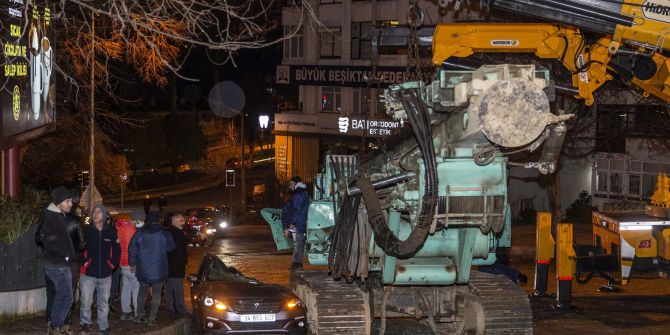 İstanbul Beşiktaş'ta korku dolu anlar! TIR'ın üzerindeki iş makinesi 3 aracın üzerine devrildi