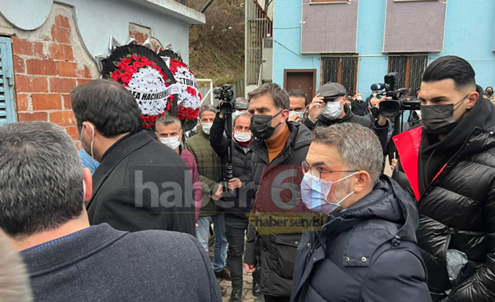 Maçın heyecanına dayanamayarak hayatını kaybetmişti! Trabzonspor'un yıldız futbolcuları o taraftarı yalnız bırakmadı, son yolculuğuna uğurladı! 2