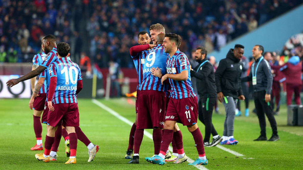 Maçın heyecanına dayanamayarak hayatını kaybetmişti! Trabzonspor'un yıldız futbolcuları o taraftarı yalnız bırakmadı, son yolculuğuna uğurladı! 4