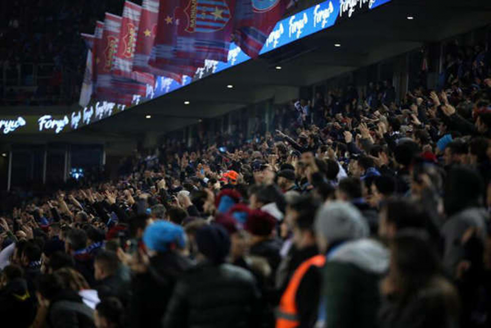 Maçın heyecanına dayanamayarak hayatını kaybetmişti! Trabzonspor'un yıldız futbolcuları o taraftarı yalnız bırakmadı, son yolculuğuna uğurladı! 5