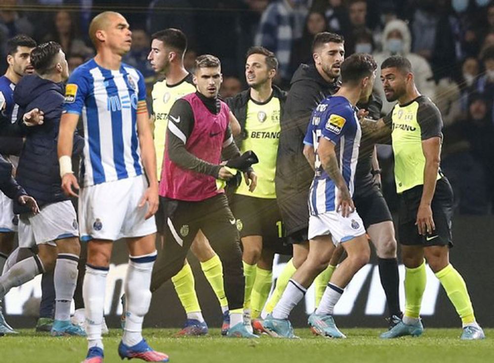 Taraftarlar sahaya öyle bir şey attı ki, futbolcular dondu kaldı! Eski Beşiktaşlı Pepe maddeyi nereye saklayacağını şaşırdı! 1