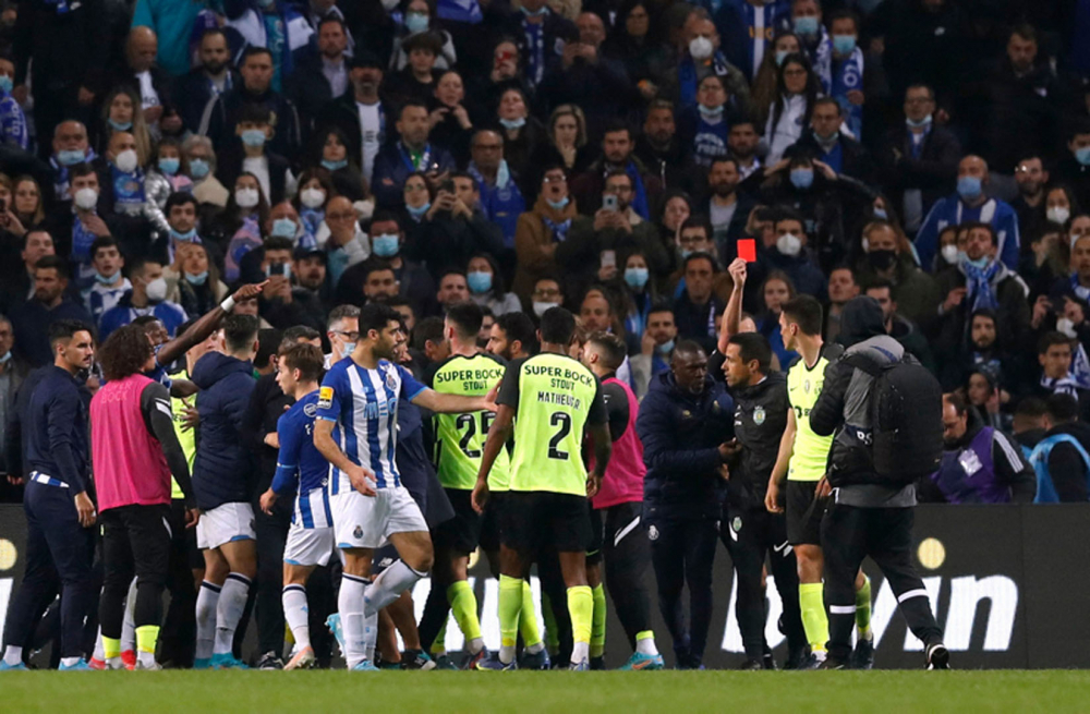 Taraftarlar sahaya öyle bir şey attı ki, futbolcular dondu kaldı! Eski Beşiktaşlı Pepe maddeyi nereye saklayacağını şaşırdı! 5