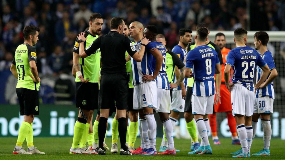 Taraftarlar sahaya öyle bir şey attı ki, futbolcular dondu kaldı! Eski Beşiktaşlı Pepe maddeyi nereye saklayacağını şaşırdı! 7