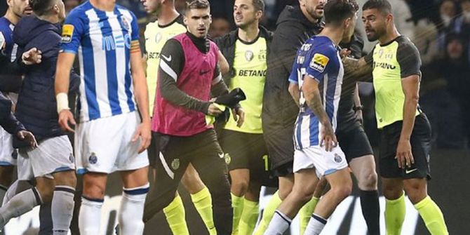 Taraftarlar sahaya öyle bir şey attı ki, futbolcular dondu kaldı! Eski Beşiktaşlı Pepe maddeyi nereye saklayacağını şaşırdı!