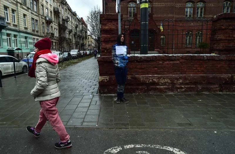 Ukrayna'nın Lviv kentinde yakalanan bir Rus casusu direğe bağlandı 3