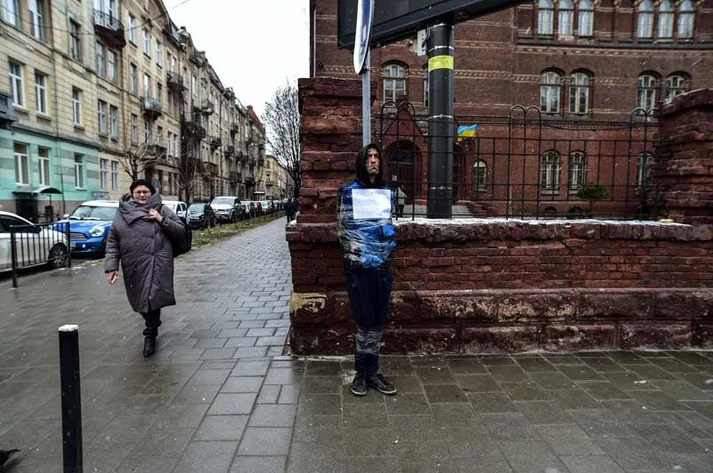 Ukrayna'nın Lviv kentinde yakalanan bir Rus casusu direğe bağlandı 5