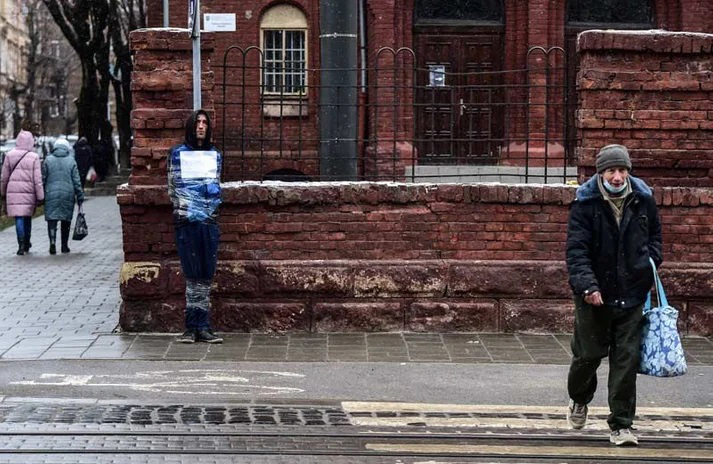 Ukrayna'nın Lviv kentinde yakalanan bir Rus casusu direğe bağlandı 6