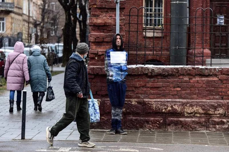 Ukrayna'nın Lviv kentinde yakalanan bir Rus casusu direğe bağlandı 7