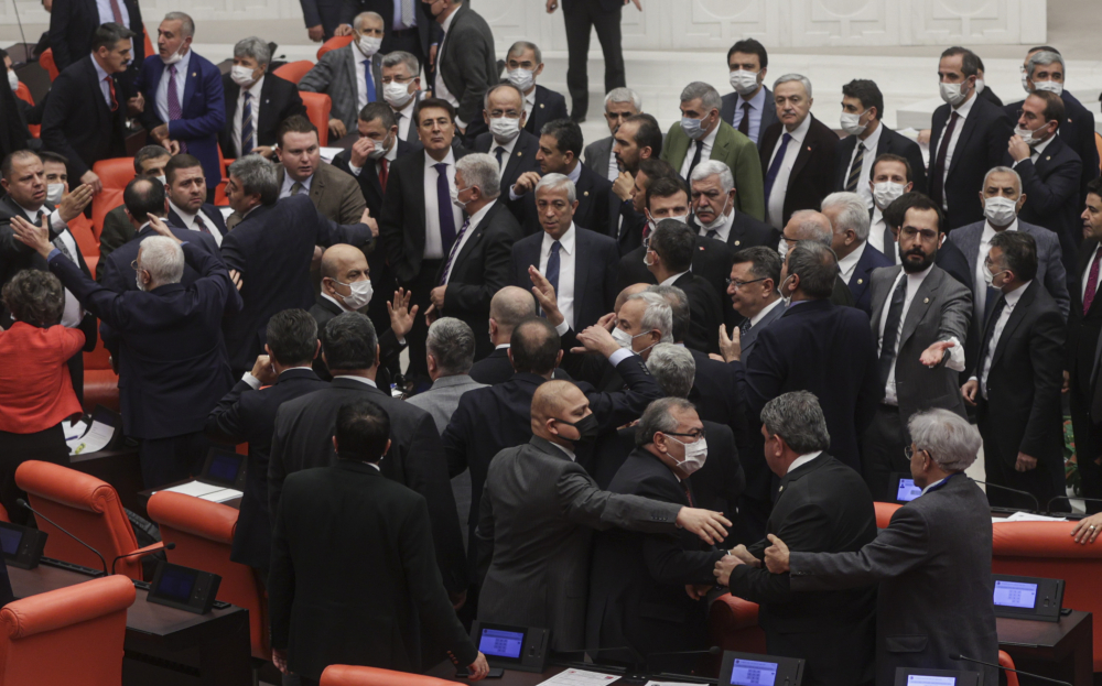 TBMM Genel Kurulu'nda yumruk yumruğa kavga! MHP'li Ümit Yılmaz ile CHP'li Cengiz Gökçel'i zor ayırdılar 2