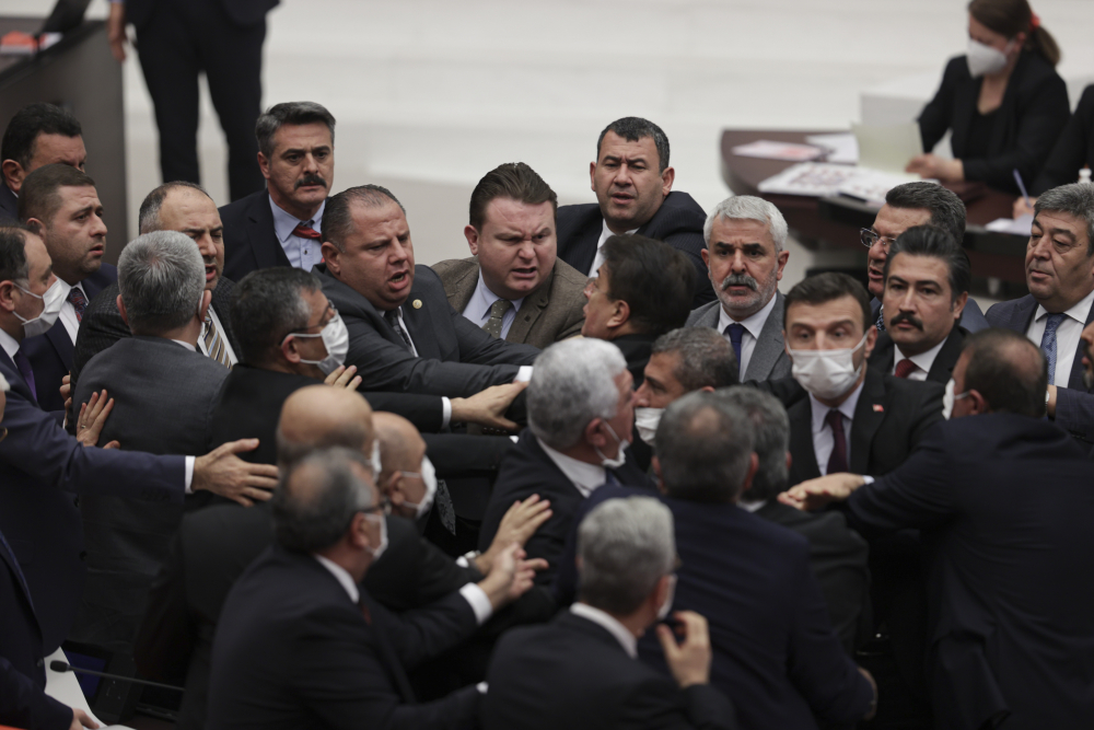 TBMM Genel Kurulu'nda yumruk yumruğa kavga! MHP'li Ümit Yılmaz ile CHP'li Cengiz Gökçel'i zor ayırdılar 7