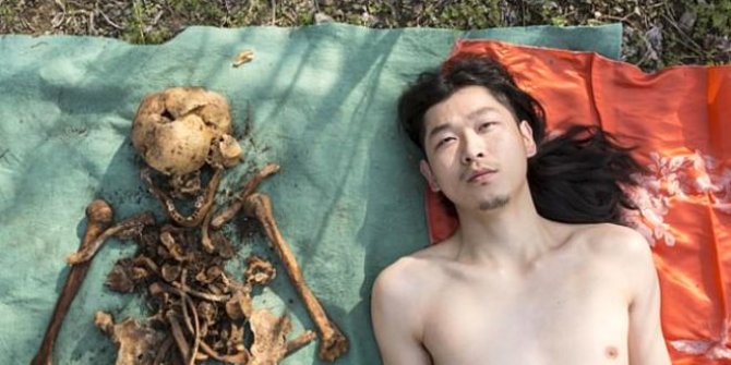 Babasını mezardan çıkarıp, iskeletiyle çırılçıplak fotoğraf çekti!