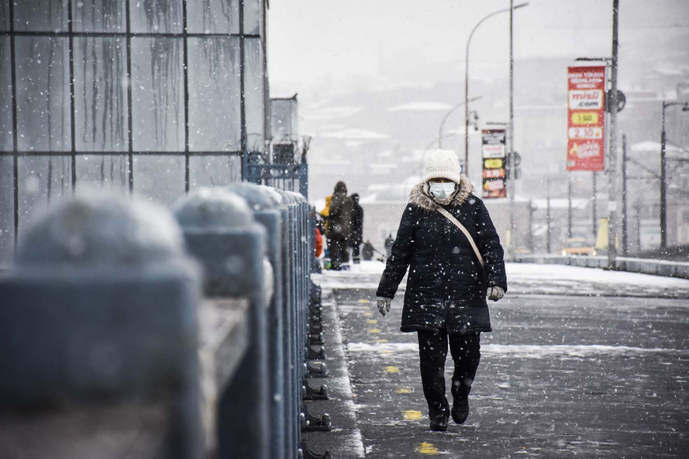 İstanbul kar yağışına teslim oldu! Vatandaşlar yürüyen kardan adama döndü! İşte kentin birçok noktasından fotoğraflar... 11