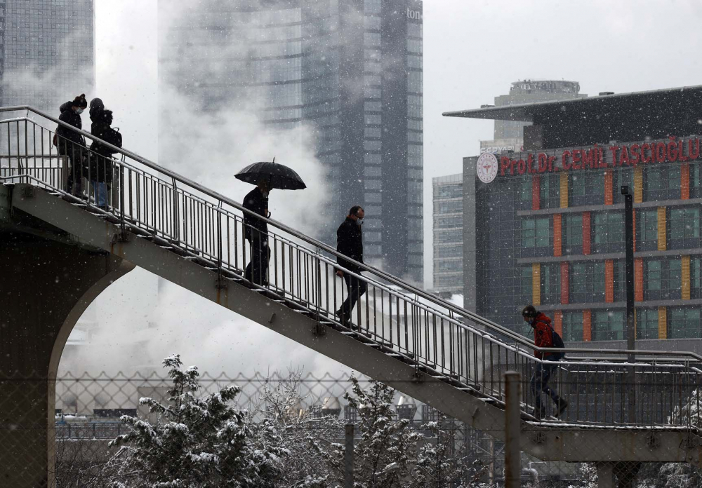 İstanbul kar yağışına teslim oldu! Vatandaşlar yürüyen kardan adama döndü! İşte kentin birçok noktasından fotoğraflar... 16