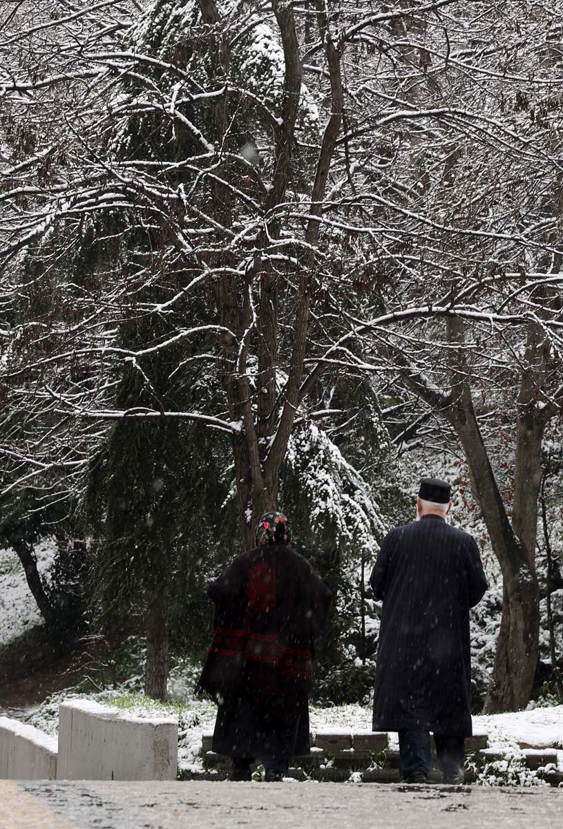 İstanbul kar yağışına teslim oldu! Vatandaşlar yürüyen kardan adama döndü! İşte kentin birçok noktasından fotoğraflar... 19