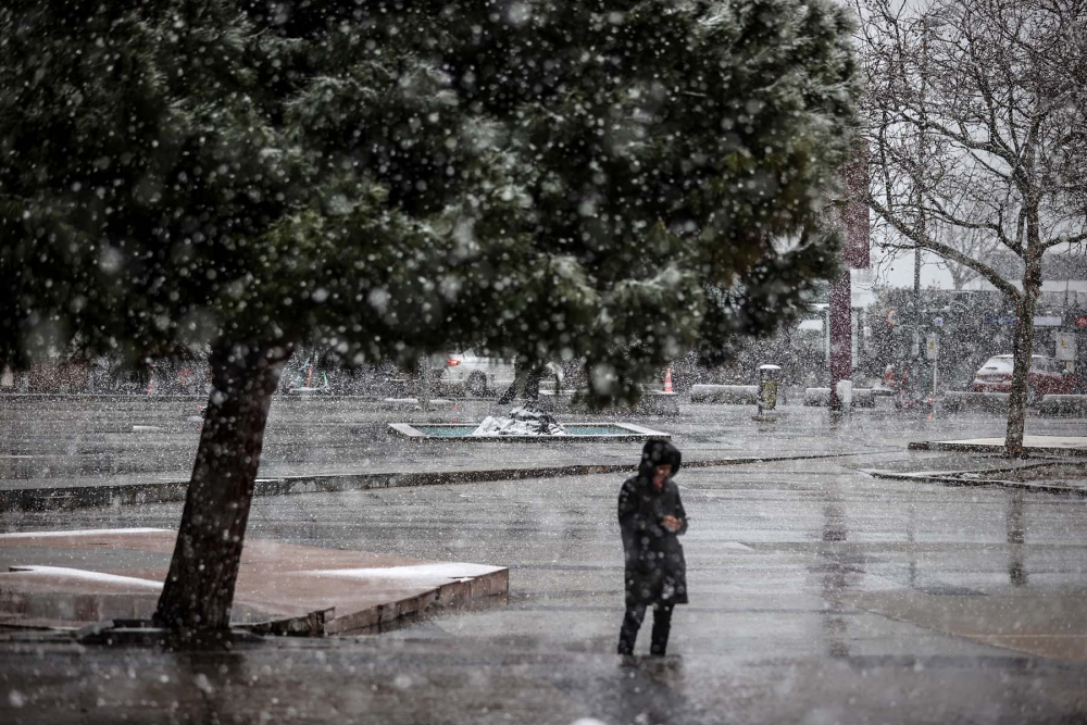 İstanbul kar yağışına teslim oldu! Vatandaşlar yürüyen kardan adama döndü! İşte kentin birçok noktasından fotoğraflar... 2