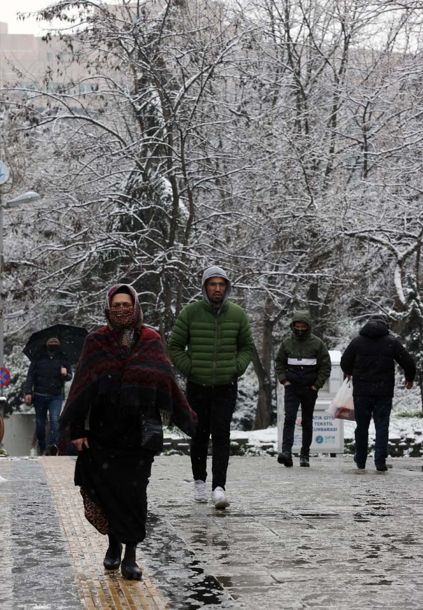 İstanbul kar yağışına teslim oldu! Vatandaşlar yürüyen kardan adama döndü! İşte kentin birçok noktasından fotoğraflar... 20